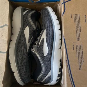 Brooks pure flow 7. Never worn outside of store.